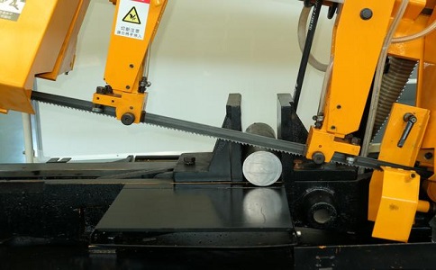 镇宁数控带锯床自动送料精度会出现偏差吗？