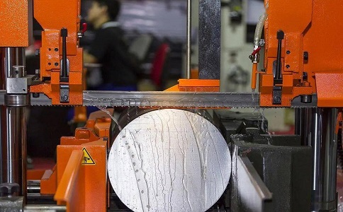 镇宁立式金属带锯床切削出现跑带故障解决方法！